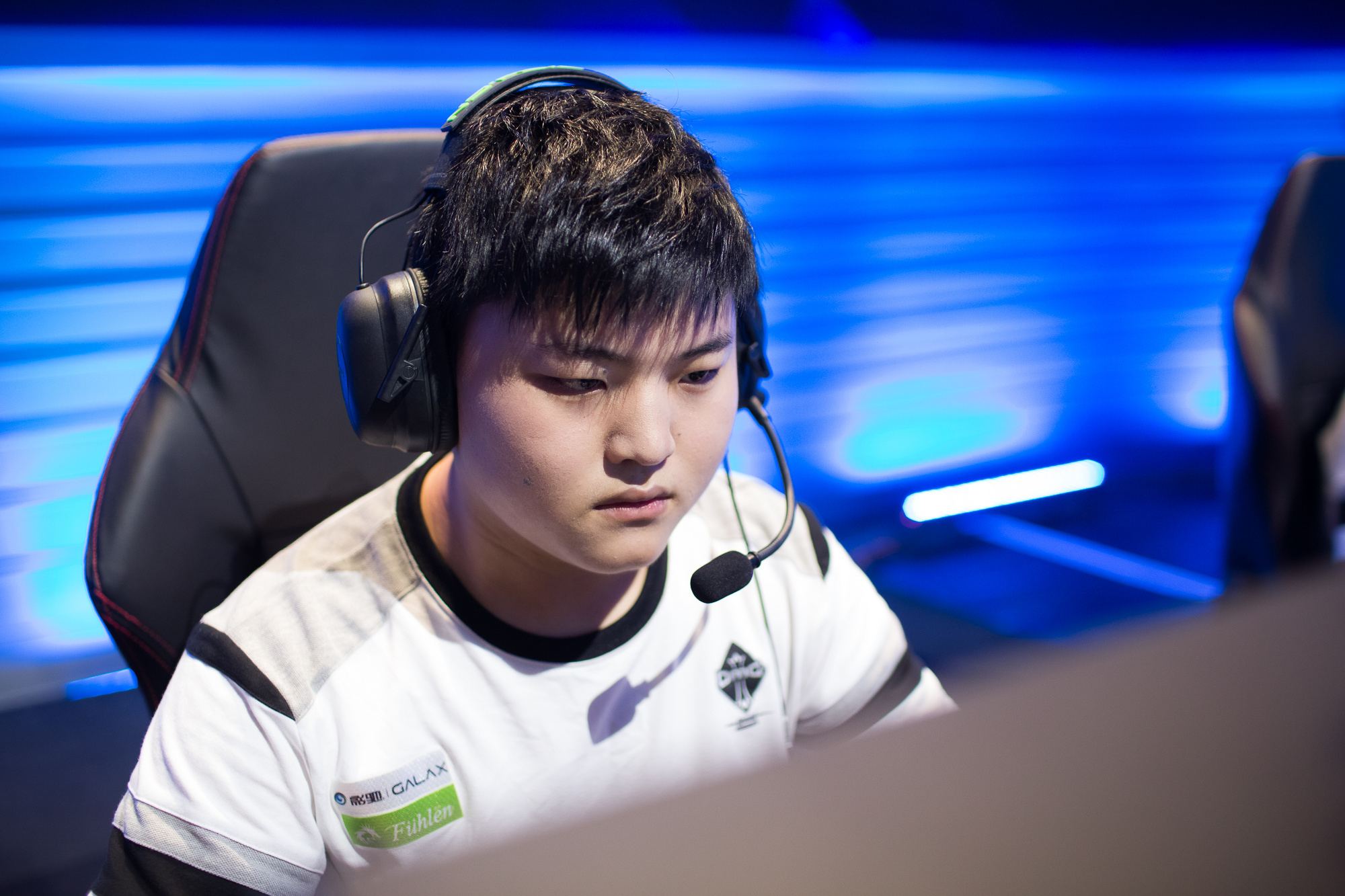 他通过商业 他通过商业